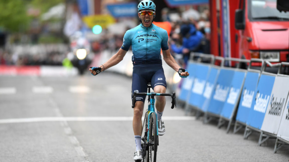 El español Alex Aranburu festeja su triunfo en la Etapa 2 de la Vuelta al País Vasco, el martes 6 de abril de 2021.