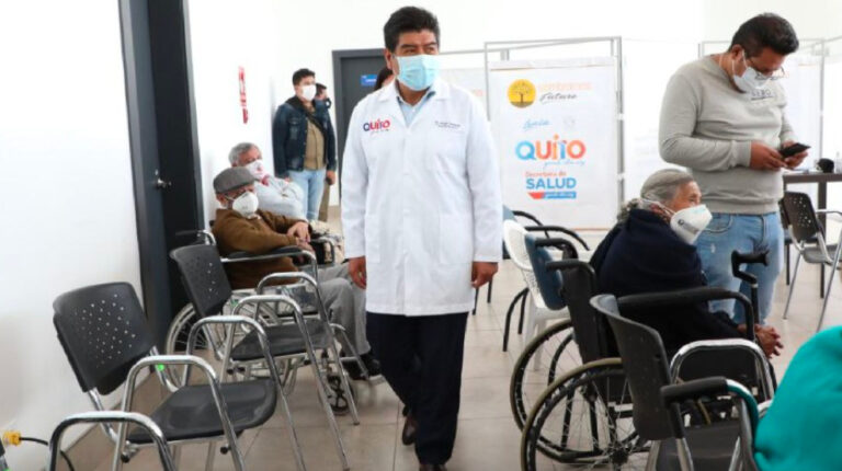 Jorge Yunda, alcalde de Quito, durante una visita a los centros de vacunación contra el Covid-19, en la capital.