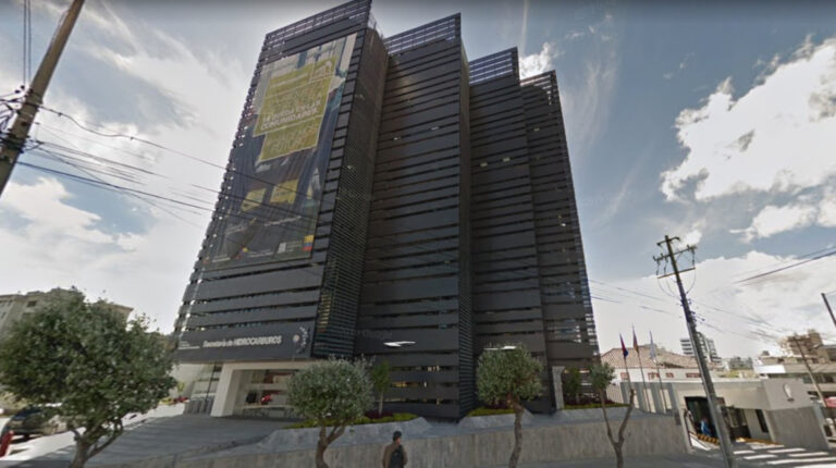 Una vista de la fachada del edificio donde funcionaba Petroamazonas, en Quito.