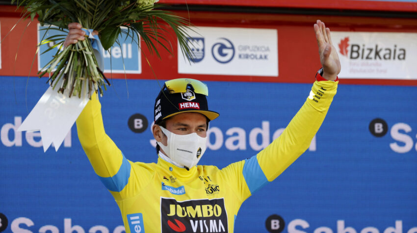 Primoz Roglic festejando su triunfo en la primera etapa de la Vuelta al País Vasco, el lunes 5 de abril de 2021. 