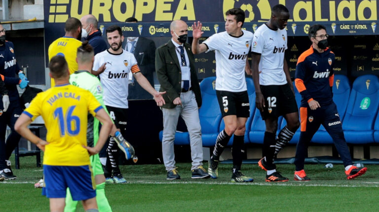 Los jugadores del Valencia abandonan el terreno de juego, en respaldo a su compañero Mouctar Diakhaby, que habría sido insultado por el jugador del Cádiz Juan Cala.