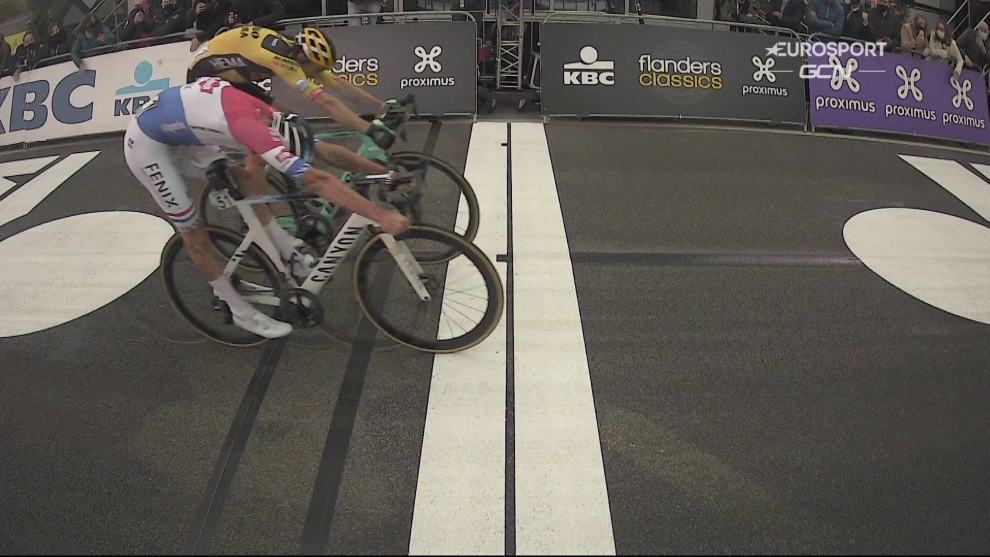 Mathieu Van der Poel le gana a Wout Van Aert por centímetros en el Tour de Flandes 2020.
