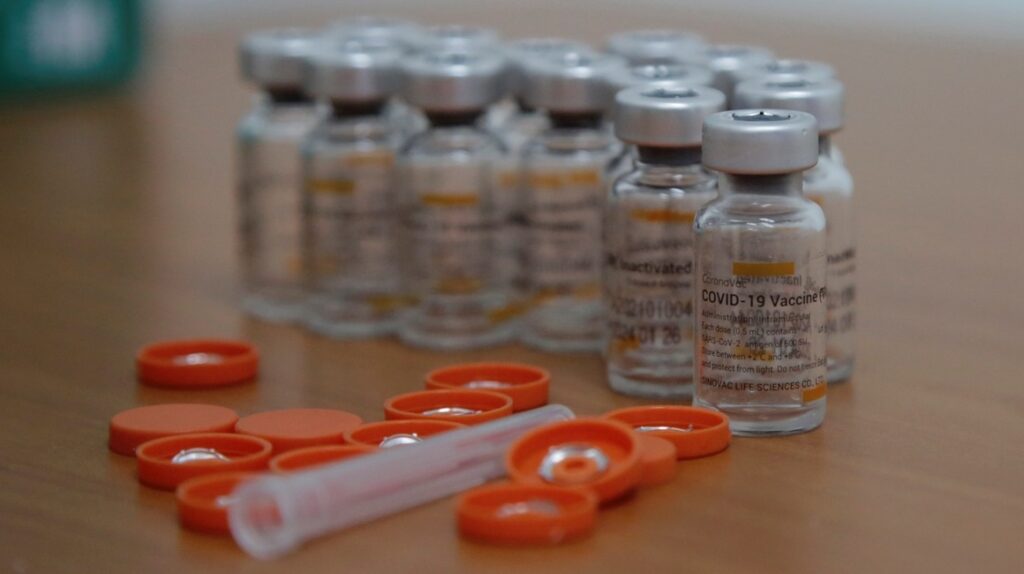 Científicos sugieren aplicar una sola dosis de la vacuna al doble de personas