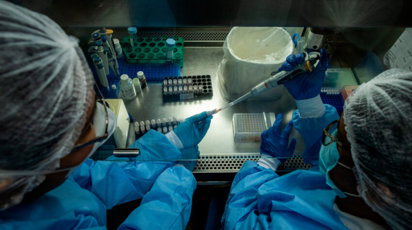 Profesionales farmacéuticas analizan muestras de pacientes sospechosos con Covid-19 en el Laboratorio Central de Amazonas, en Brasil