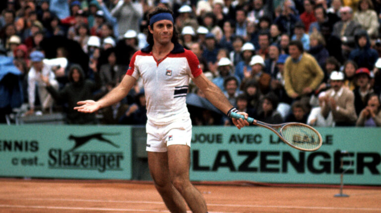 Guillermo Vilas durante su participación en Roland Garros de 1977, edición en la que levantó el título de campeón.