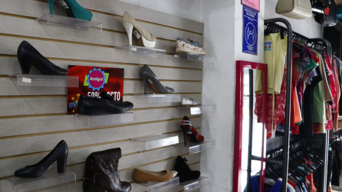 Uno de los locales de Amigui, donde se vende ropa, zapatos y accesorios de segunda mano, el 1 de abril de 2021.