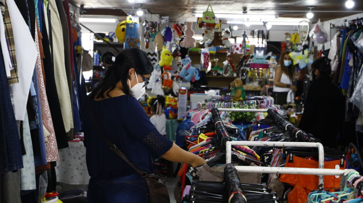 Una mujer en la tienda El Mercadito D'Carol, en Quito, el 1 de abril de 2021.