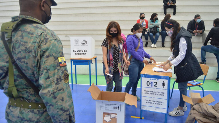Un simulacro de la segunda vuelta electoral se llevó a cabo este 1 de abril de 2021 en la Unidad Educativa Manuela Garaicoa, en Cuenca.