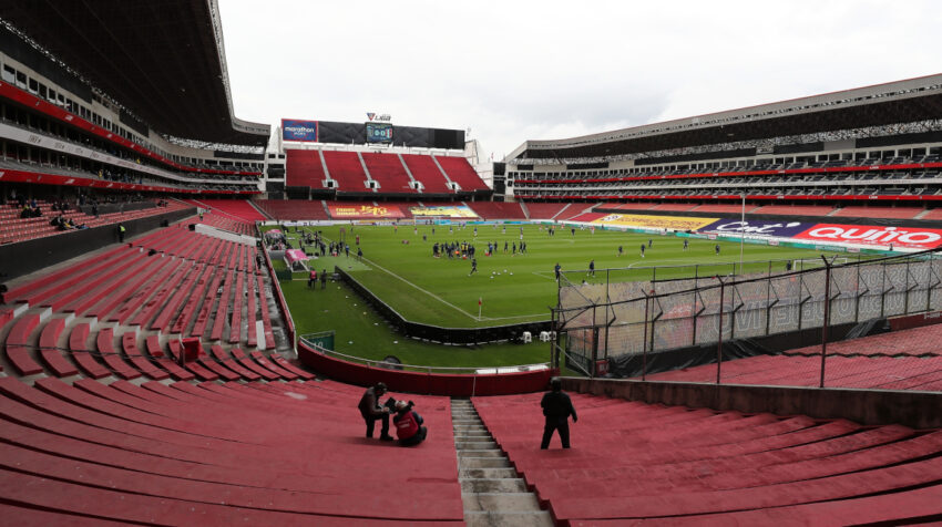 Imagen panorámica del estadio Rodrigo Paz Delgado, previo al partido entre Ecuador y Perú por las Eliminatorias sudamericanas al Mundial de Catar, el 8 de junio de 2021.