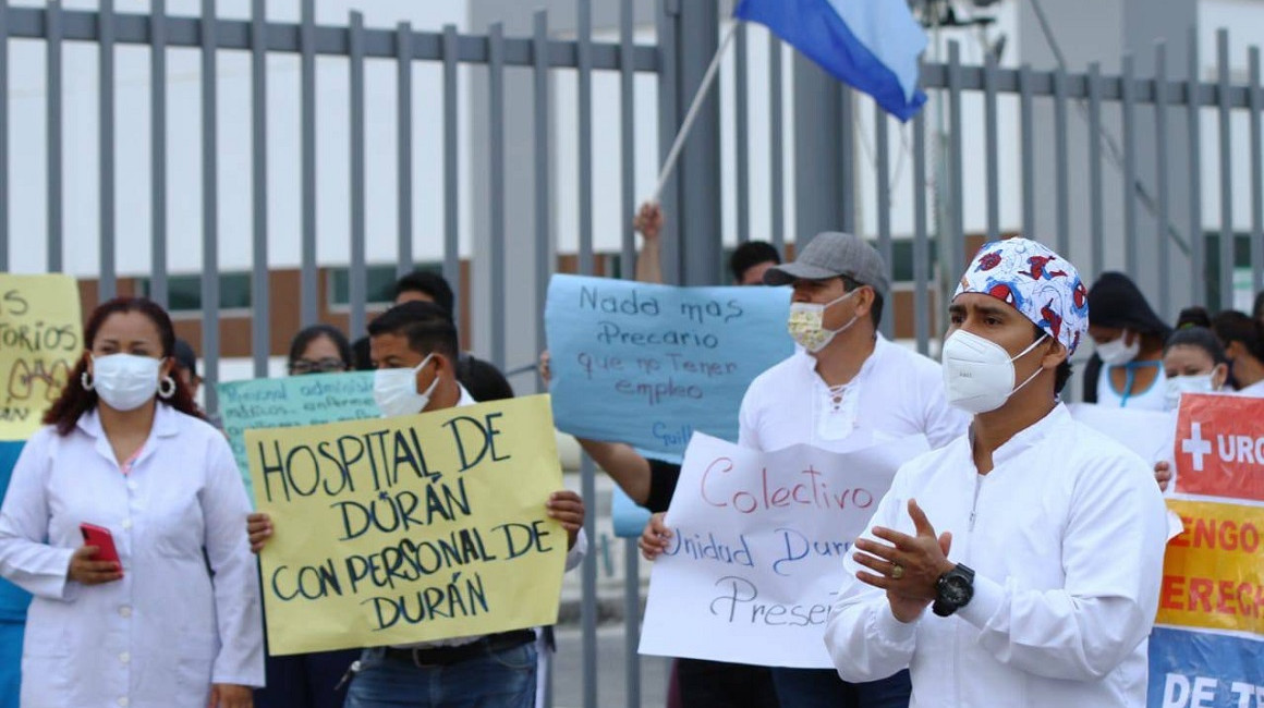 Manifestantes en las afueras del hospital de Durán el pasado 25 de mayo de 2021. 
