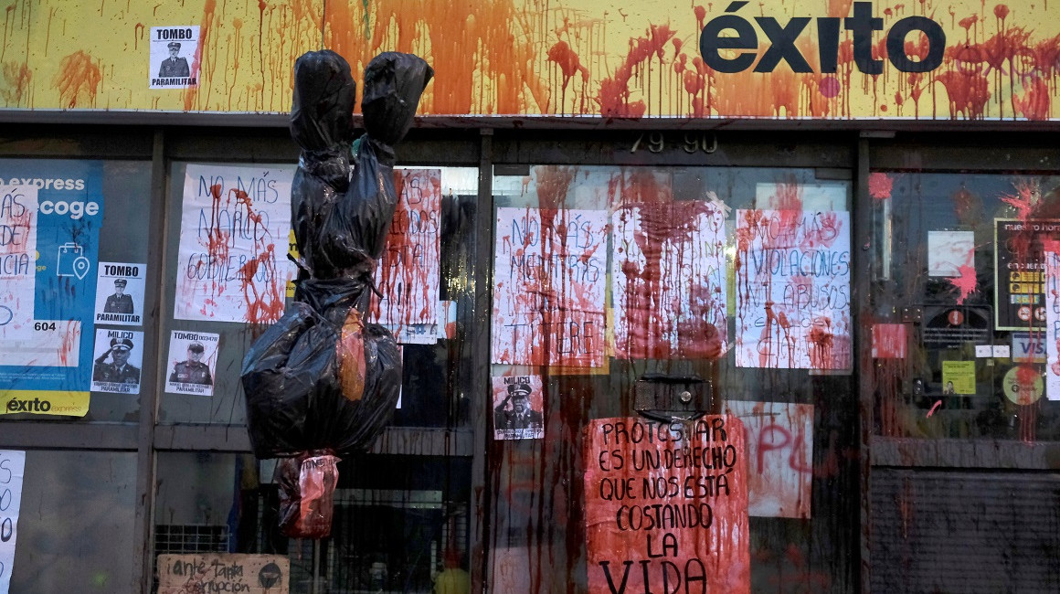 Protestantes vandalizaron y destruyeron comercios en Bogotá, el 28 de mayo de 2021. 