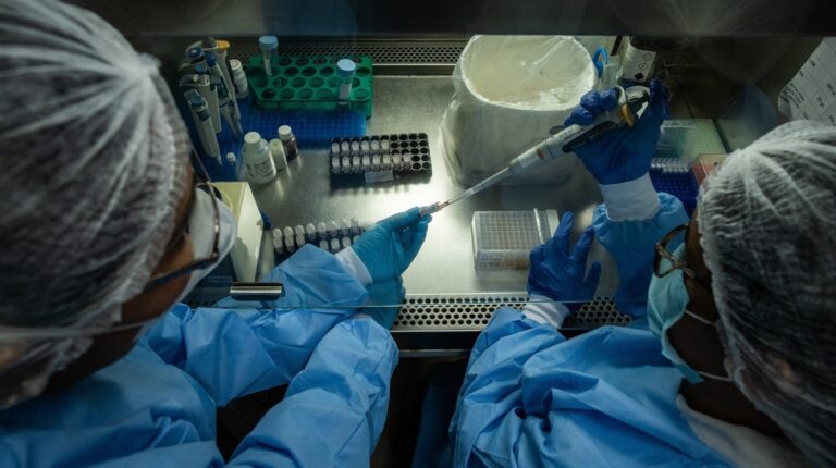 OMS dice que nueva variante de Covid-19 es de riesgo y la bautiza como omicrón
