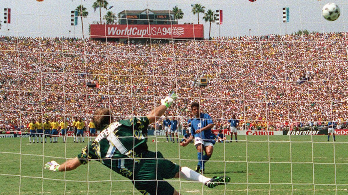 Roberto Baggio en el momento de fallar su penal en la final del Mundial de Estados Unidos 1994.