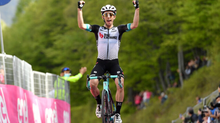 Simon Yates festeja su triunfo en la Etapa 19 del Giro de Italia, el viernes 28 de mayo de 2021.