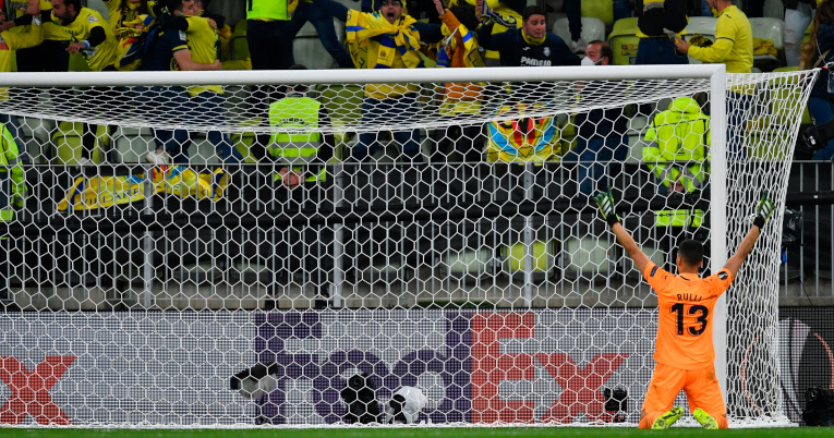 Gerónimo Rulli celebra la atajada que coronó campeón al Villareal frente al Manchester United en la final de la Europa League.