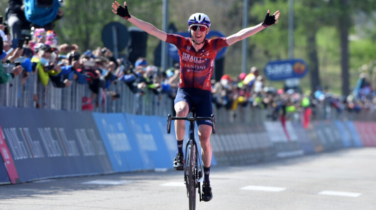 El irlandés Dan Martin festeja su triunfo en la Etapa 17 del Giro de Italia, el miércoles 26 de mayo de 2021, en una jornada en la que sufrió Egan Bernal.