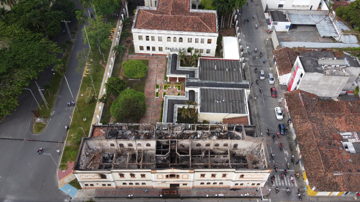 Fotografía aérea realizada con un dron que muestra las cenizas y los escombros que dejó un incendio provocado en el Palacio de Justicia en la noche de este martes, en Tuluá (Colombia).