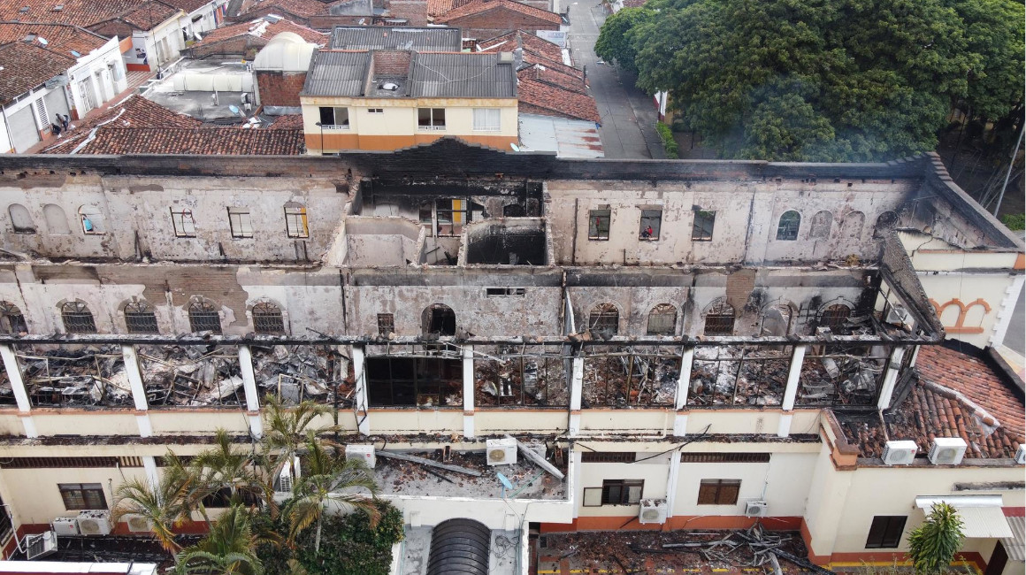 El Palacio de Justicia de la ciudad de Tuluá, en el suroeste de Colombia, fue incendiado el martes 25 de mayo, después de una jornada de protestas que acabaron en disturbios y violencia. 