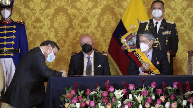El presidente Guillermo Lasso y el vicepresidente Alfredo Borrero posesionaron a Simón Cueva como ministro de Finanzas, el 24 de mayo de 2021.