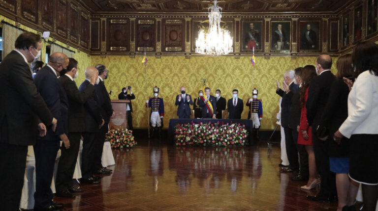 El presidente Guillermo Lasso, junto a su Gabinete, en la firma de los primeros decretos ejecutivos, el 24 de mayo de 2021.