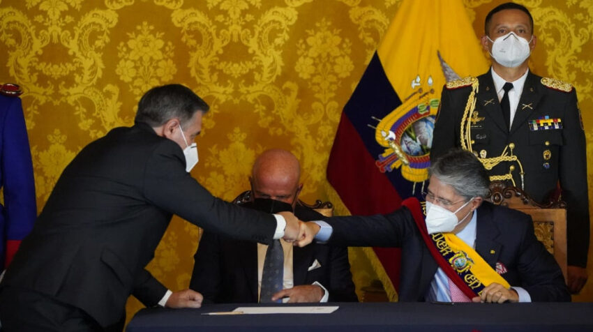 Guillermo Lasso saluda a Patricio Donoso durante su posesión como ministro de Trabajo, el 24 de mayo de 2021.