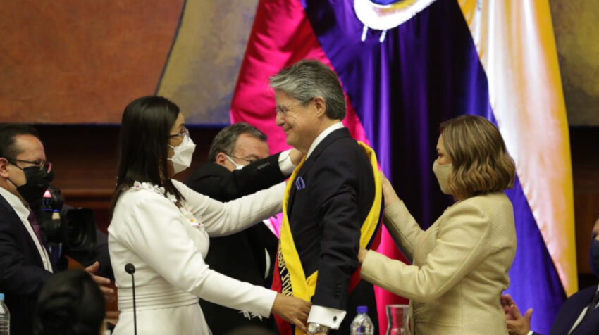 La presidenta de la Asamblea, Guadalupe Llori, coloca la Banda Presidencial a Guillermo Lasso, este 24 de mayo de 2021.