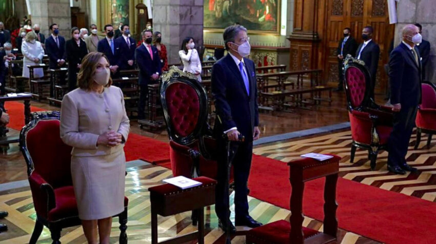 El presidente electo, Guillermo Lasso, y su esposa, María de Lourdes Alcívar, participan en el Te Deum este 24 de mayo de 2021.