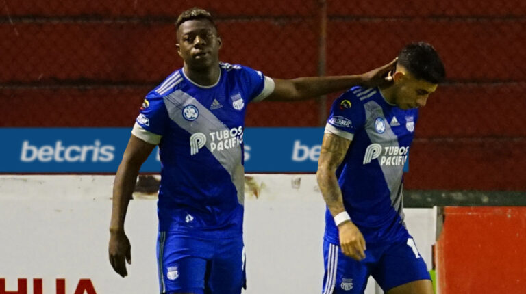 Los jugadores de Emelec, Alejandro Cabeza y Joao Rojas, celebran el primer gol anotado a Mushuc Runa, por la LigaPro, el 22 de mayo de 2021.