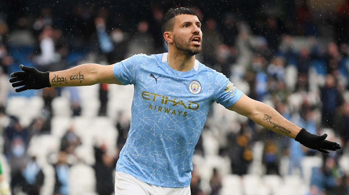 El delantero Sergio 'Kun' Agüero celebra uno de sus goles ante el Everton, en la última jornada de la Premier League, el 23 de mayo de 2021.