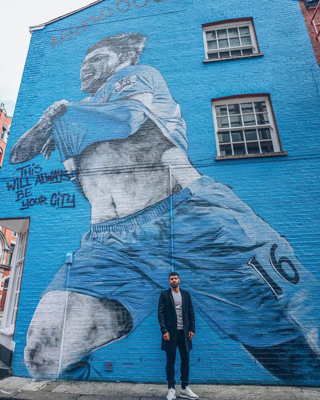 El argentino Sergio Agüero posa en un mural realizado en su honor por el período exitoso en el Manchester City.