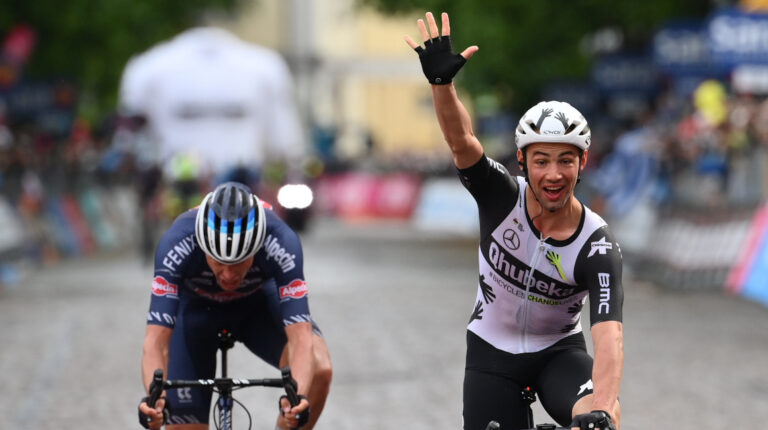 El ciclista Víctor Campenaerts celebra su triunfo en la llegada de la Etapa 15 del Giro de Italia, el domingo 23 de mayo de 2021.