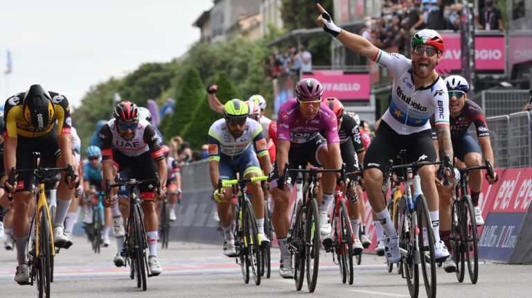 El italiano Giacomo Nizzolo celebra su triunfo en la Etapa 13 del Giro de Italia, el viernes 21 de mayo de 2021.