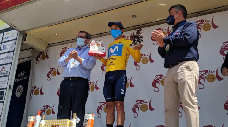 El colombiano Miguel Ángel López viste el maillot de líder de la clasificación general de la Vuelta a Andalucía, luego de la Etapa 4, el 21 de mayo de 2021.