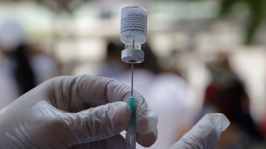 Pfizer y Moderna suben el precio de sus vacunas, según prensa estadounidense