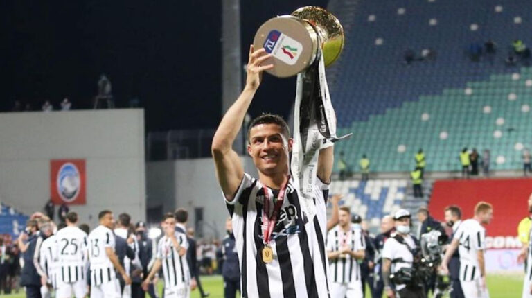 Cristiano Ronaldo levanta el trofeo de la Copa Italia, conquistada con la Juventus el 19 de mayo de 2021.