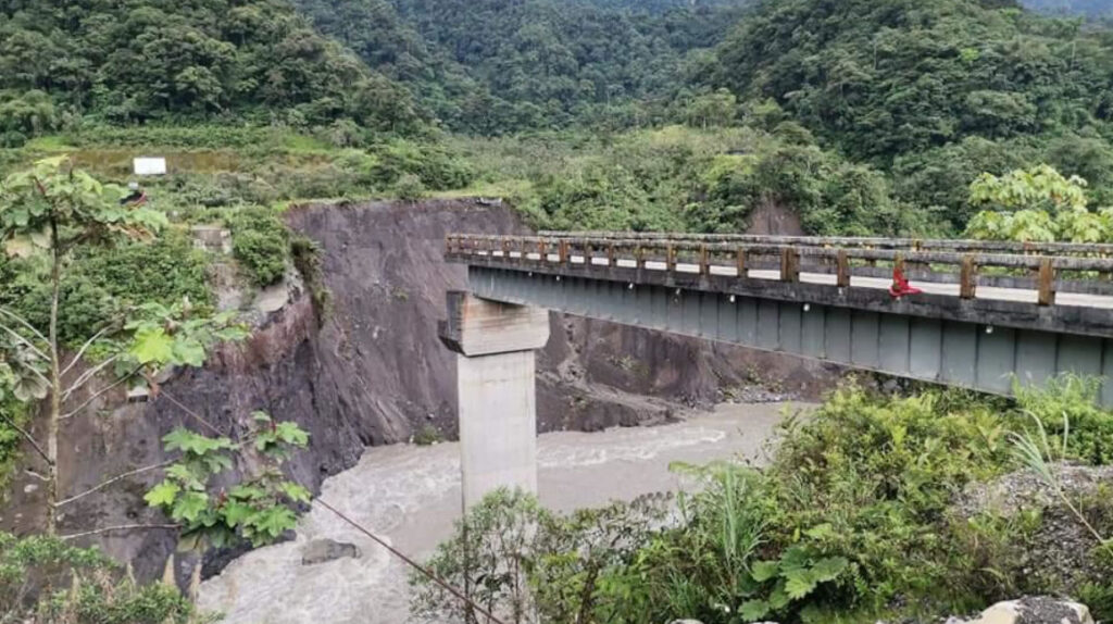 Tramo del puente Ventana 2 colapsa por erosión regresiva del río Coca