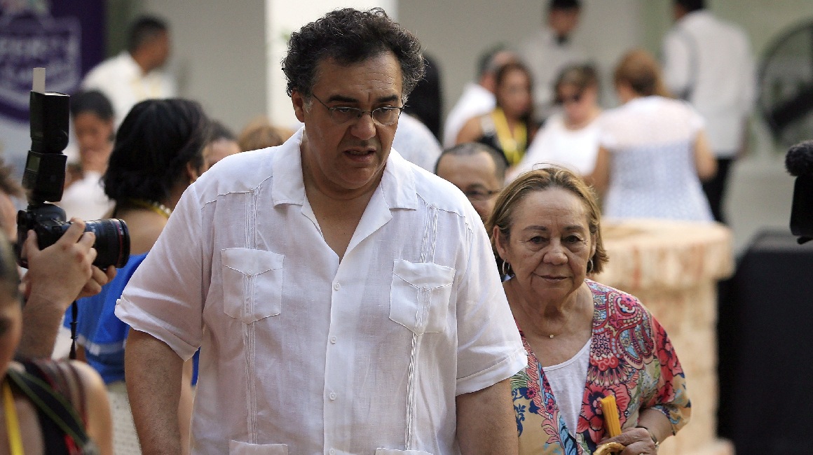 El cineasta Rodrigo García y su madre, Mercedes Bacha, en la presentación del busto que guarda las cenizas del escritor Gabriel García Márquez, en el Claustro de la Merced en Cartagena, en 2016.