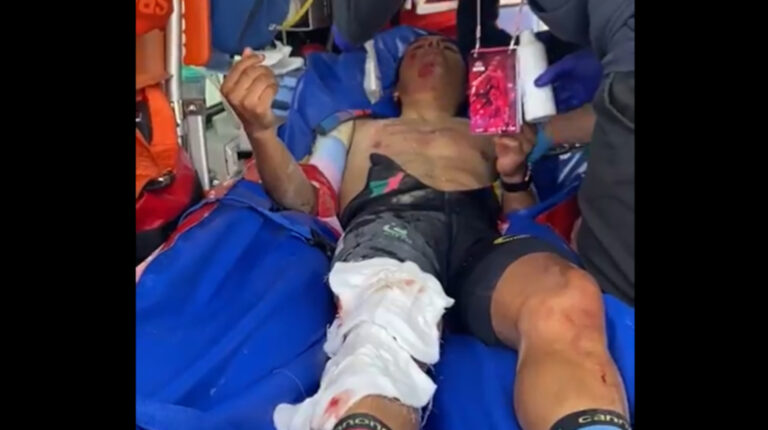 Jonathan Caicedo es sacado en ambulancia, después de su caída en la Etapa 11 del Giro de Italia, el miércoles 19 de mayo de 2021.