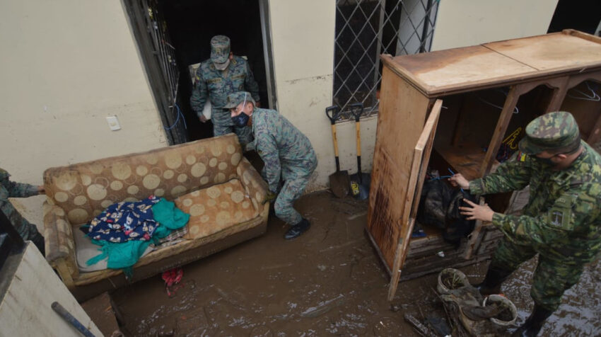 Miembros de las Fuerzas Armadas colaboraron con las familias sacando muebles de las casas inundadas, en Cuenca. 