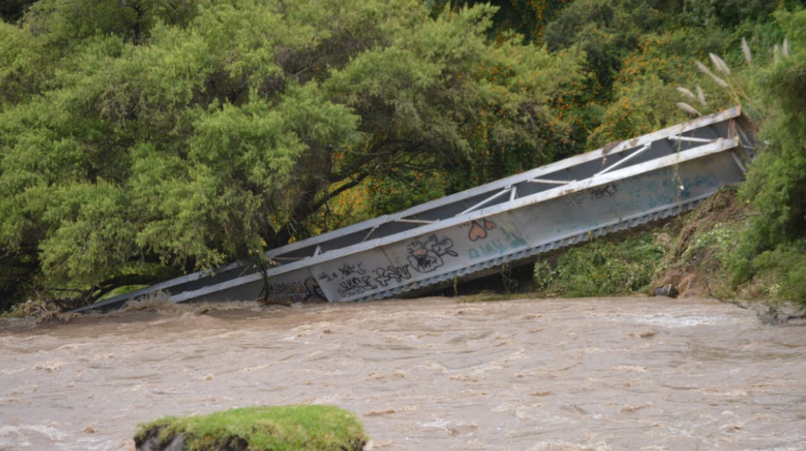 Algunos puentes colapsaron por la crecida de los ríos en el Austro, el 18 de mayo de 2021.