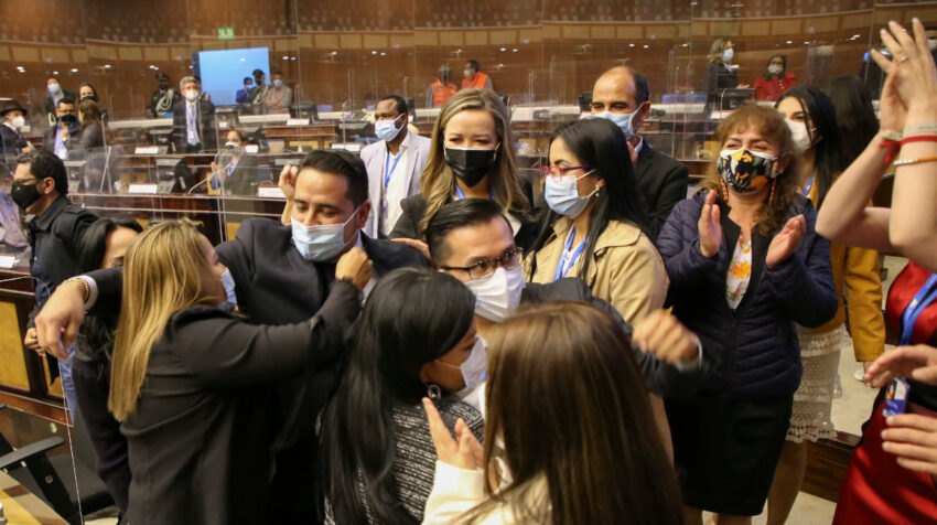 El bloque correísta de la Asamblea Nacional festeja el nombramiento de Ronny Aleaga, como cuarto integrante del CAL, el 15 de mayo de 2021.