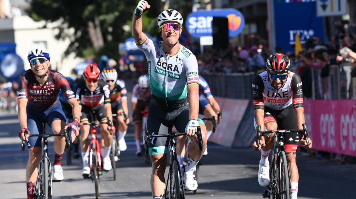 Peter Sagan festeja su triunfo en la Etapa 10 del Giro de Italia, el lunes 17 de mayo de 2021.