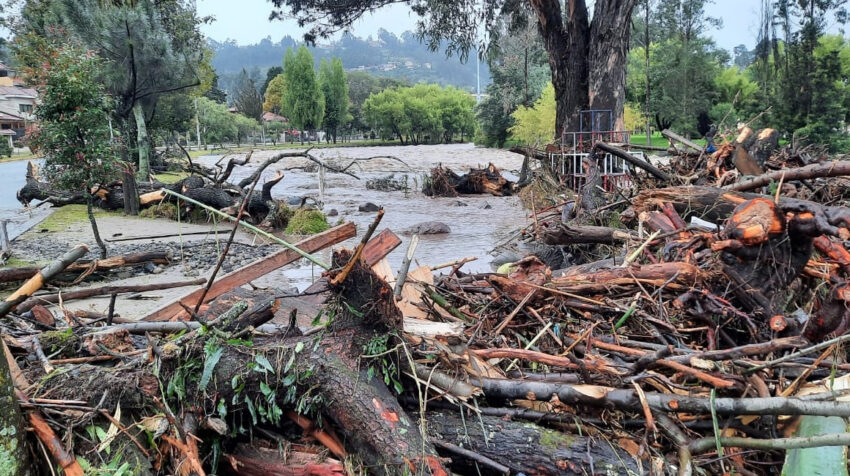 El desbordamiento de los ríos llenó de escombros a varios sectores de Cuenca.