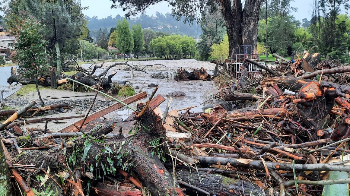 El desbordamiento de los ríos llenó de escombros a varios sectores de Cuenca.