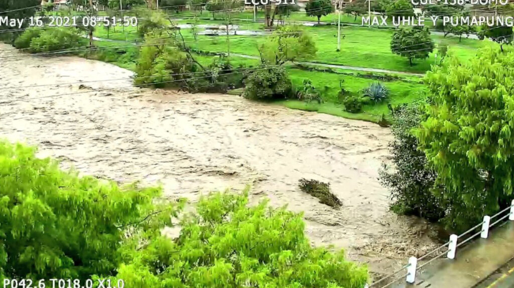 Desbordamiento de ríos provocó inundaciones en Cuenca