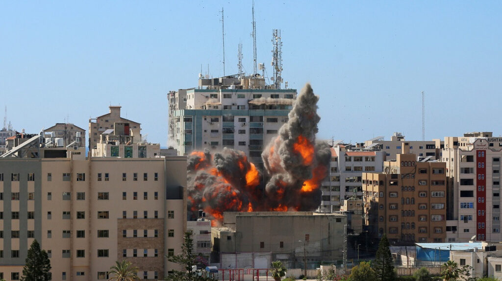 Israel derriba otra torre en Gaza, sede de agencias de noticias