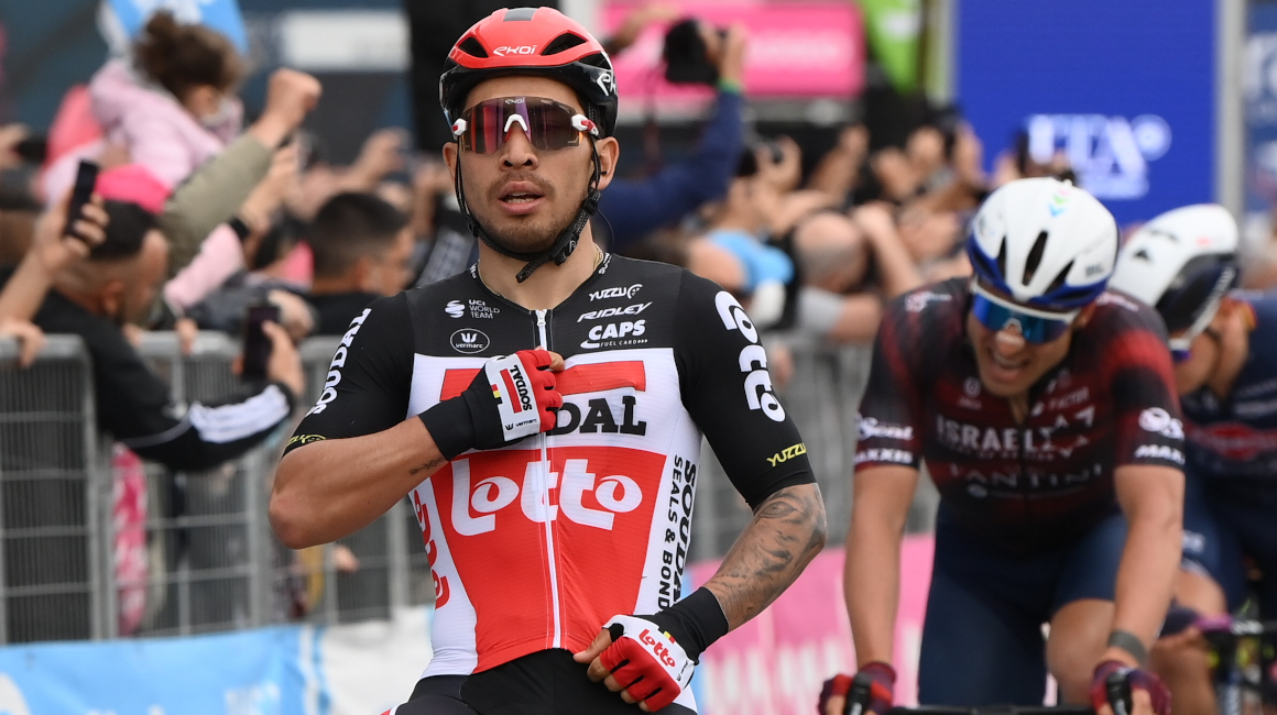 Caleb Ewan celebra su triunfo al final de la Etapa 7 del Giro de Italia, el 14 de mayo de 2021.