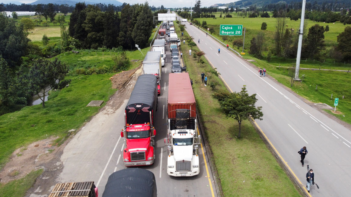 Camiones bloquean una vía en Zipaquirá, en Colombia, durante una protesta, el 3 de mayo de 2021. 