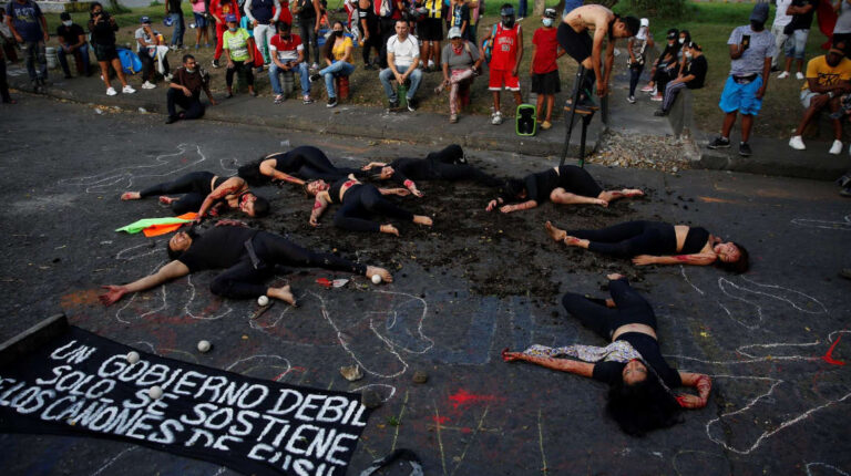 Personas participan en el performance "¿Quién los Mató?", contra la violencia policial registrada en Cali (Colombia), el 11 de mayo de 2021.