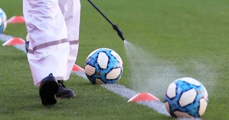 Una persona desinfecta las pelotas de fútbol y los conos en Argentina, el 6 de abril de 2021.